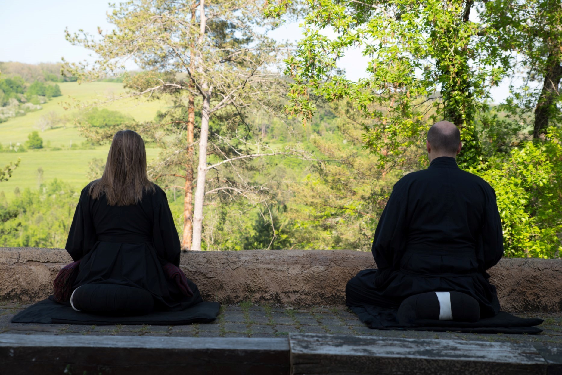 Свободный дзадзен в монастыре Сияющая Вершина во Франции.